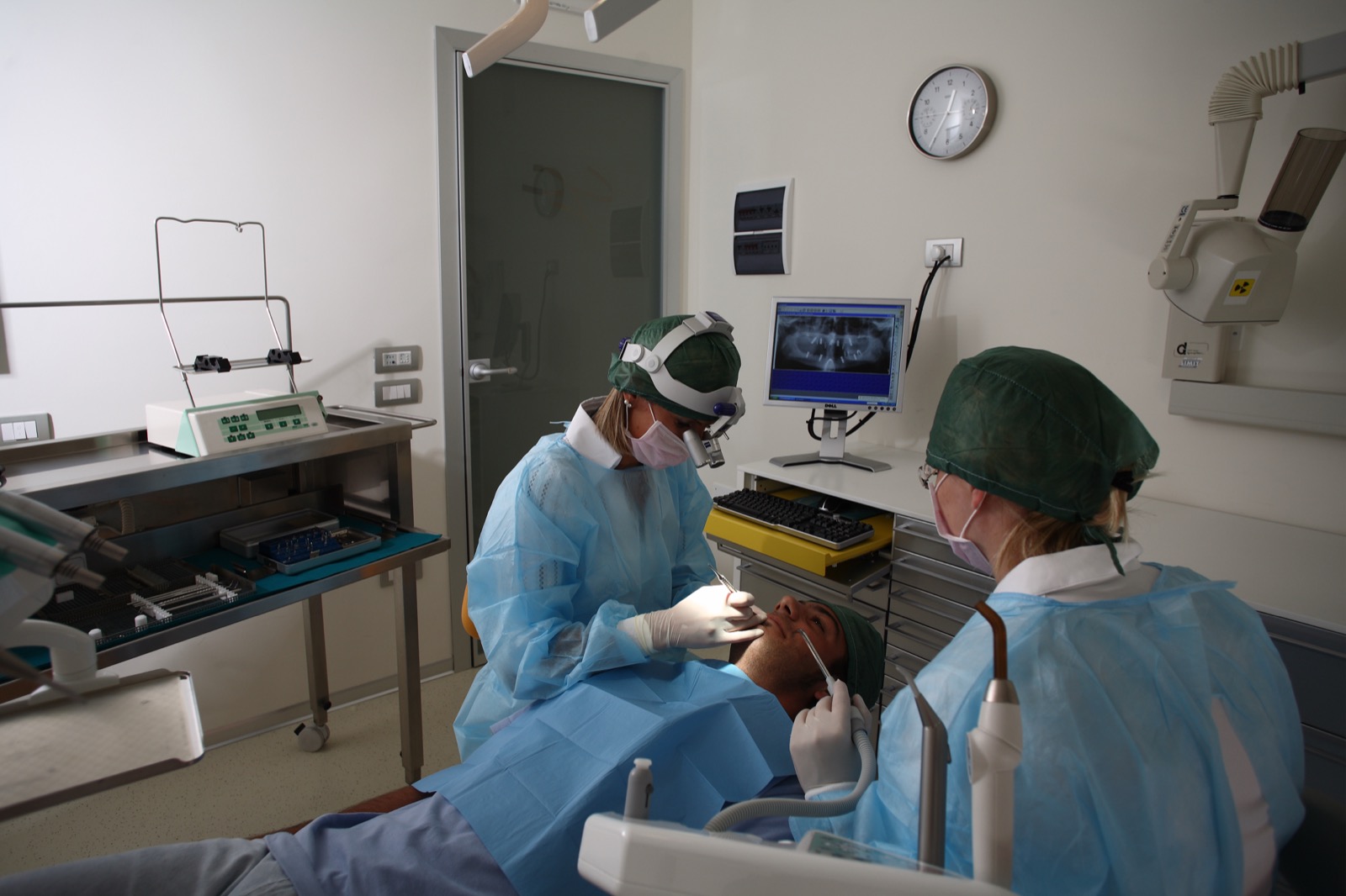 Il team dello studio al lavoro sulla poltrona odontoiatrica
